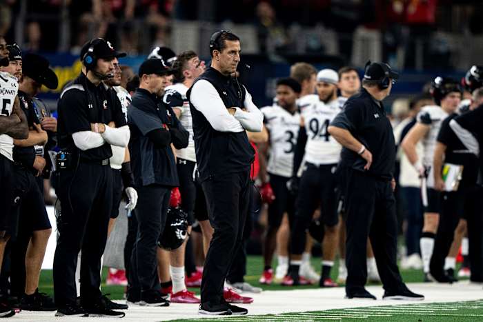 Cincinnati Bearcats head coach Luke Fickell looks on in the 4th quarter of the NCAA Playoff Semifinal at the Goodyear Cotton Bowl Classic on Friday, Dec. 31, 2021, at AT&T Stadium in Arlington, Texas. Alabama Crimson Tide defeated Cincinnati Bearcats 27-6. Cotton Bowl Cincinnati Bearcats Alabama Crimson Tide Ac 414